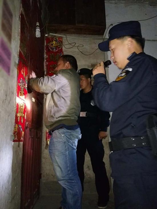 鄂州粗心妈妈误将幼女锁家中 